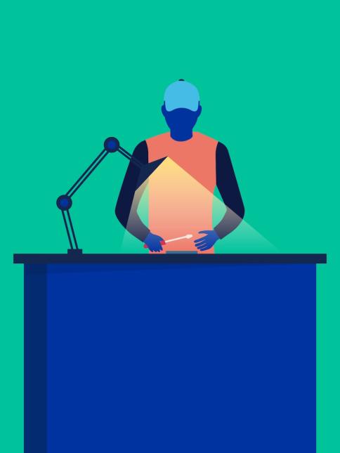 Techniker repariert ein Gerät in einem Reparaturzentrum